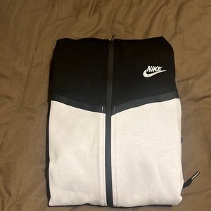 Black & white Nike tech jogging suit